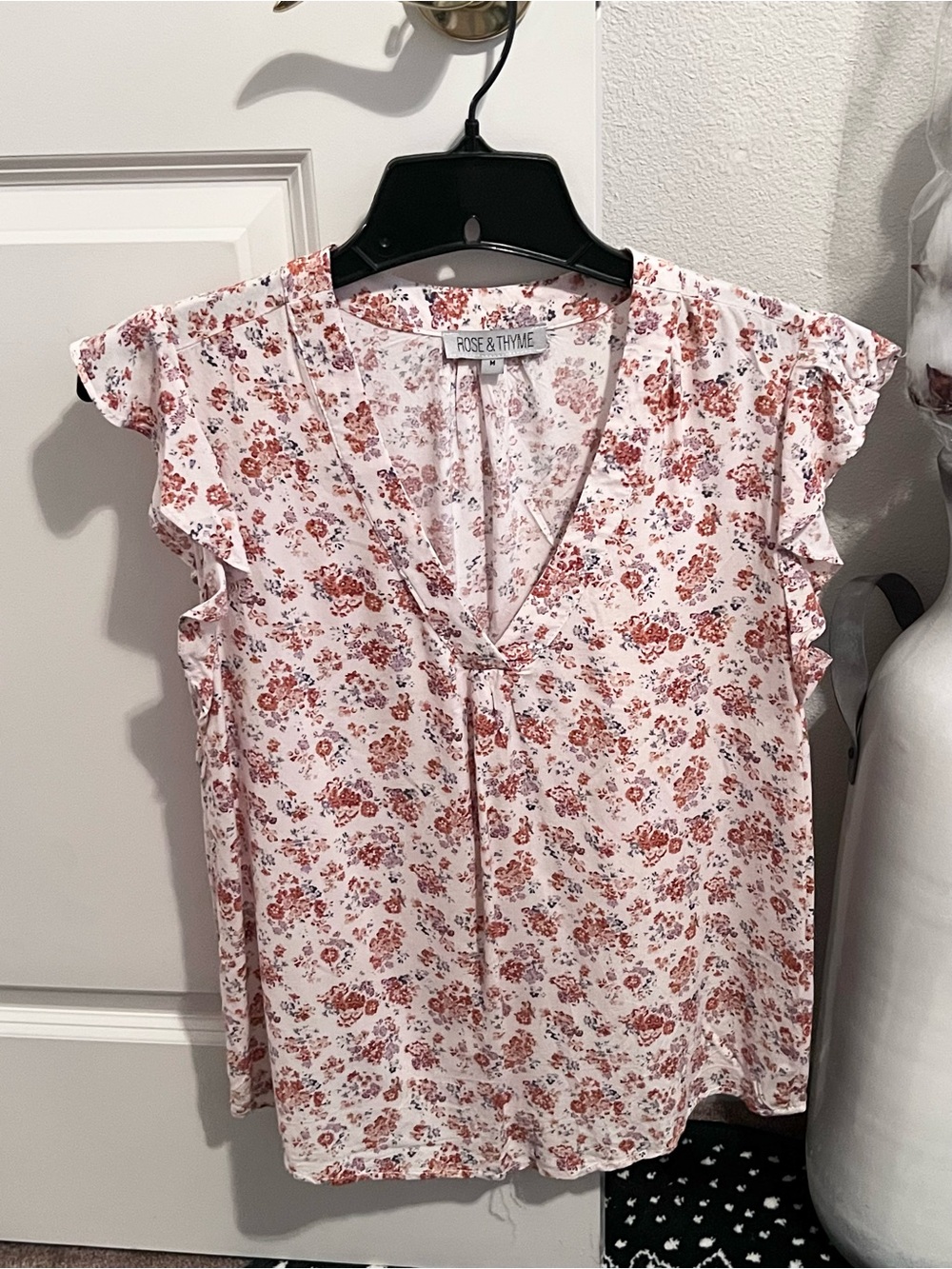 Rose &Thyme Pink Floral V-Neck Flutter Sleeve Cream Top Size S